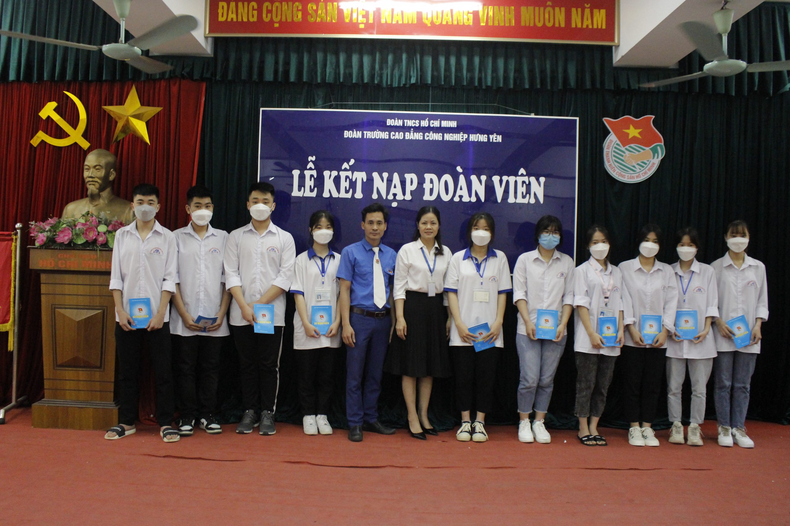 LỄ KẾT NẠP ĐOÀN VIÊN MỚI KỶ NIỆM 91 NĂM NGÀY THÀNH LẬP ĐOÀN TNCS HỒ CHÍ MINH
