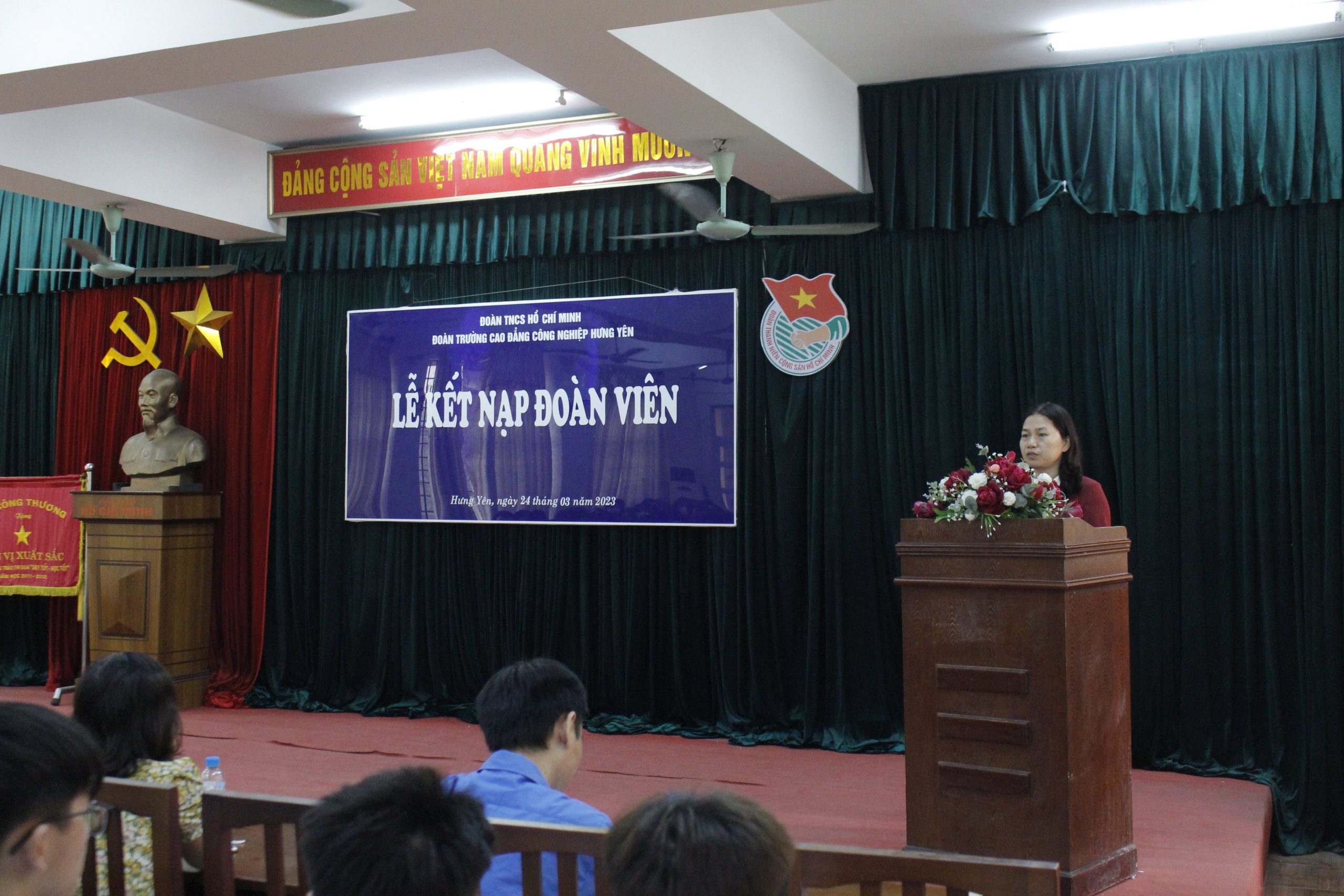 LỄ KẾT NẠP ĐOÀN VIÊN MỚI KỶ NIỆM 92 NĂM NGÀY THÀNH LẬP ĐOÀN TNCS HỒ CHÍ MINH