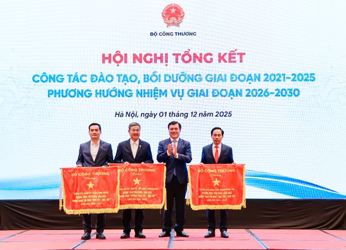 Trường Cao đẳng Công nghiệp Hưng Yên được tuyên dương tại Hội nghị tổng kết công tác đào tạo, bồi dưỡng giai đoạn 2021–2025 và phương hướng nhiệm vụ giai đoạn 2026-2030 của Bộ Công Thương