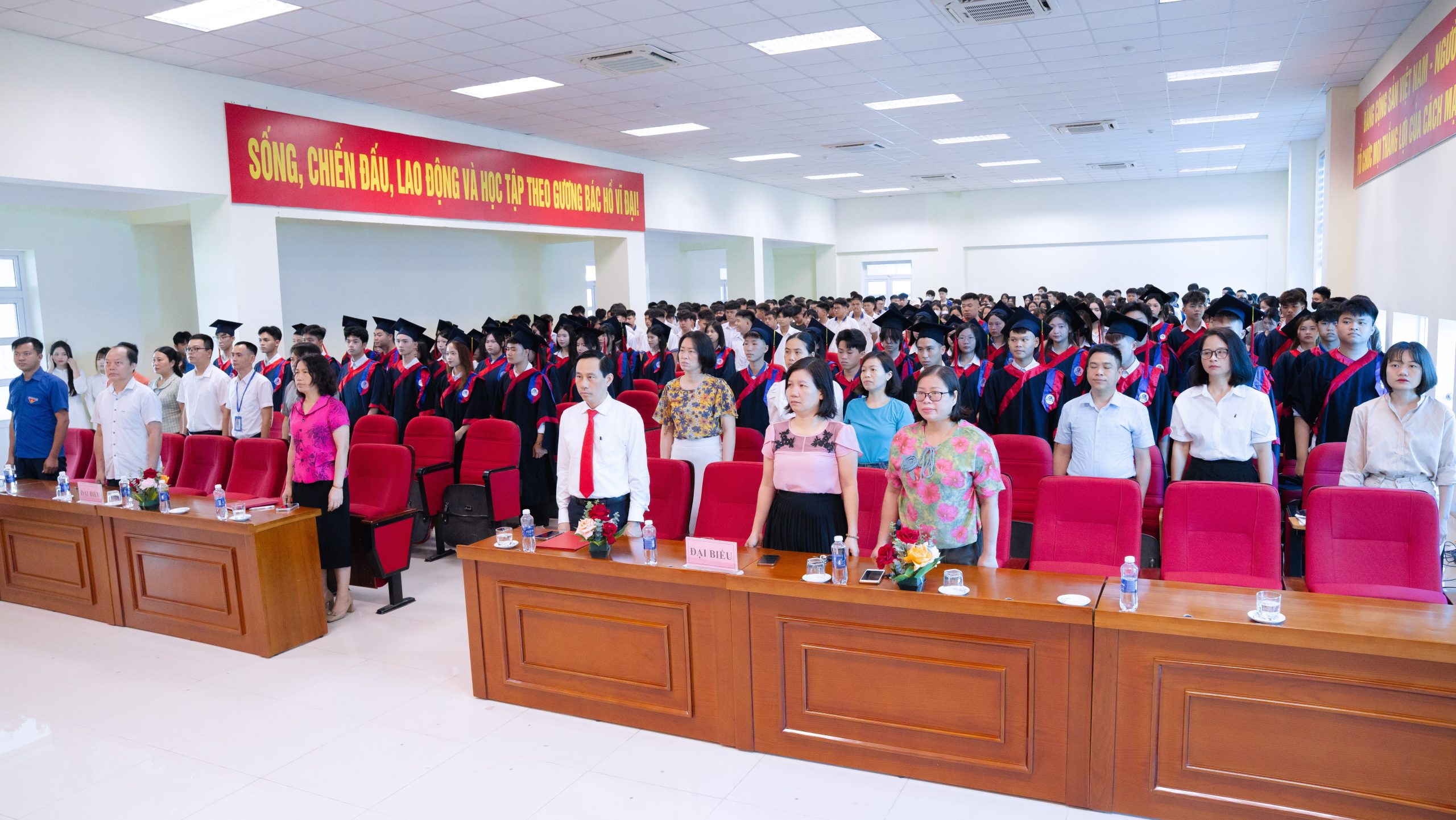 TRƯỜNG CAO ĐẲNG CÔNG NGHIỆP HƯNG YÊN TỔ CHỨC LỄ BẾ GIẢNG VÀ TRAO BẰNG TỐT NGHIỆP NĂM 2026